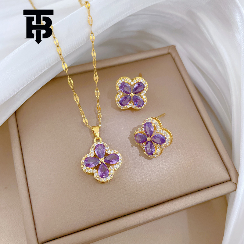 A Novel And Distinct Design Style Featuring Micro-set Emeralds And Amethyst Four-leaf Clover Pendants Titanium Steel Collar Chain Jewelry Designer Nec