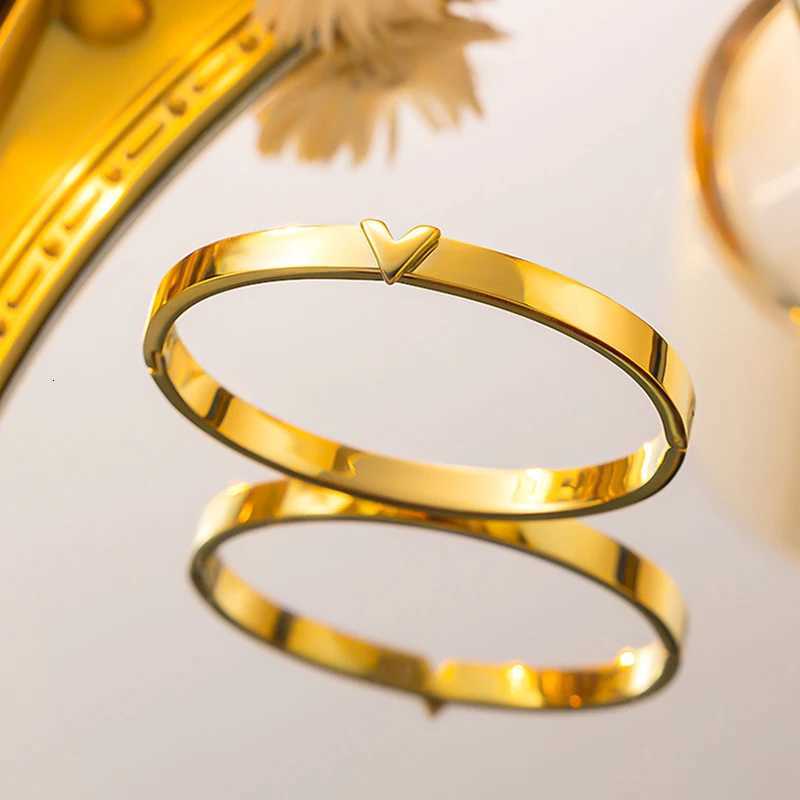 2025 New Stainless Steel Smooth V Letters Bracelet for Women Men Couple Holiday Gift Bracelet Party Daily Simple Jewelry Y250904