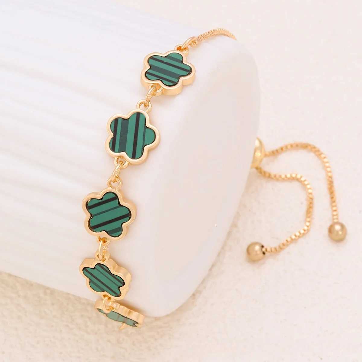 Lucky Five Petals Flower Bracelet Gold Plated Women Tren Metal Bracelet Party Birtay Daily Cute Romantic JewelryXJ250904