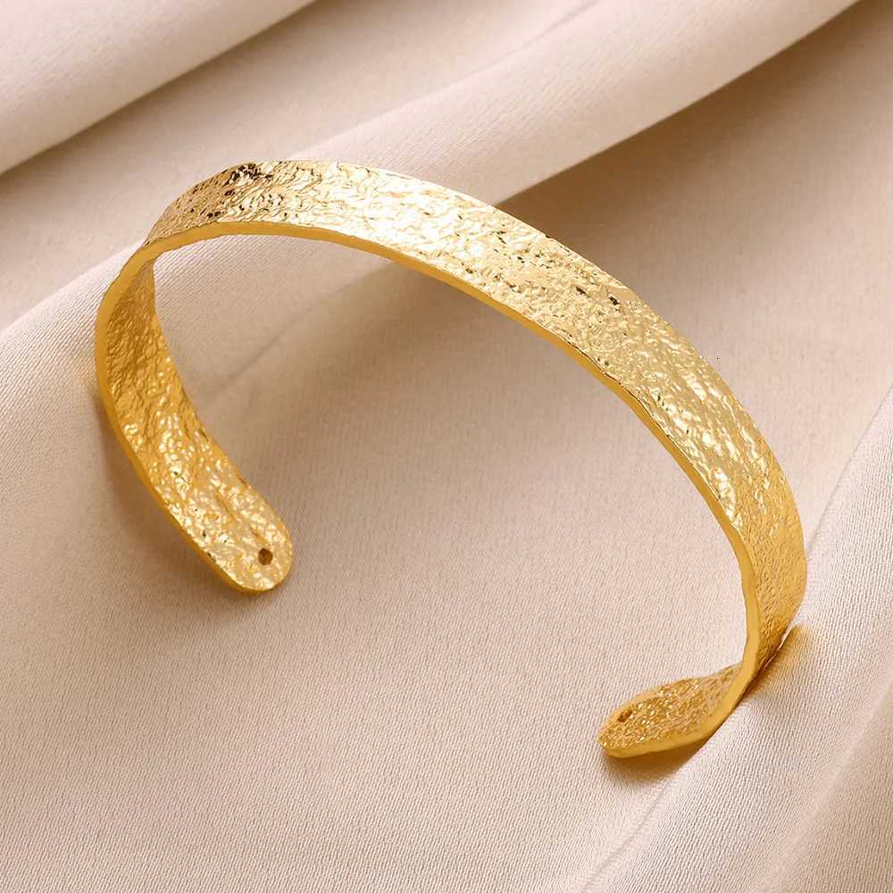 Stainl Steel Wide Bangles for Women Luxury Gold Color Chunky Flower Cuff Bangle Bracelet femme Vintage Wedding Jewelry GiftsXJ250904