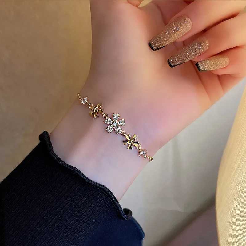 New Fashion Trend Unique Design Elegant Exquisite Light Luxury Zircon Petal Bracelet Female Jewelry Party Premium Gift WholesaleXJ250904