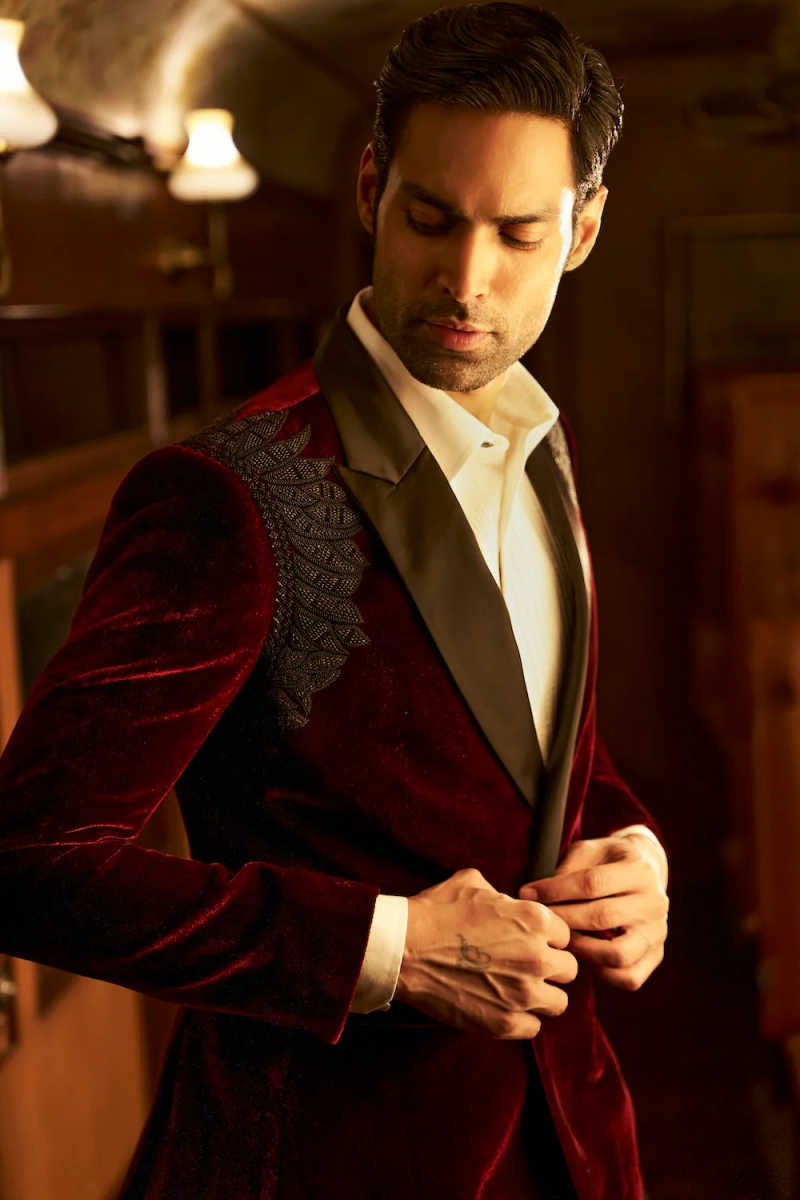 Bright Wedding Tuxedos Velvet 2 Piece Set Beaded Men Suit Fashion Peaked Lapel One Button Evening Prom Grooms Blazers Customized