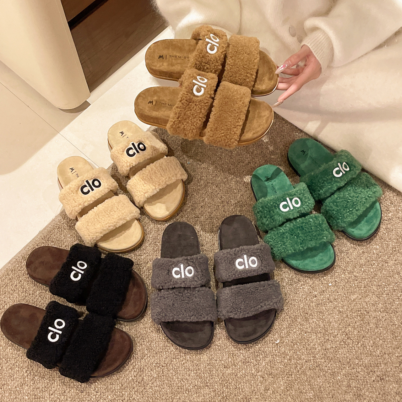 Hot new free shipping designer slippers for womens flat slippers beige grey black green brown New winter versatile and fashionable warm slippers for outdoor wear