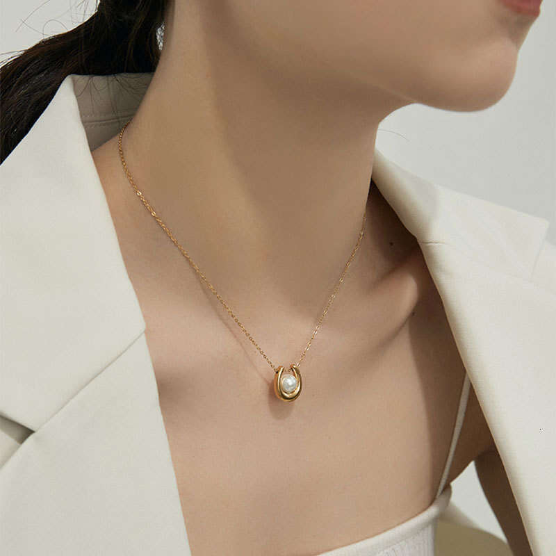 French Romantic U-Shaped Pearl-Inlaid Titanium Steel Necklace Simple High-End Light Niche Design Exquisite Collarbone Chain