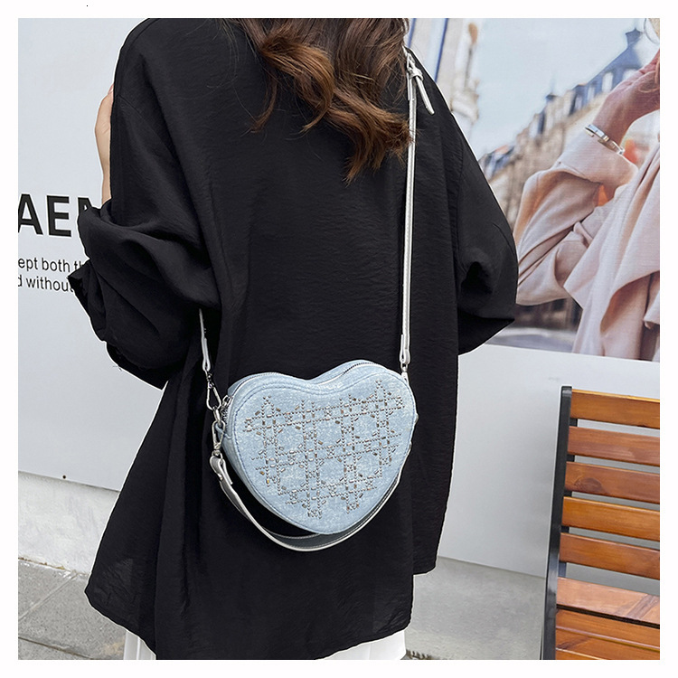 2025 autumn new denim heart-shaped bag niche design, light luxury versatile fashion crossbody bag designer shoulder bag, women's bag