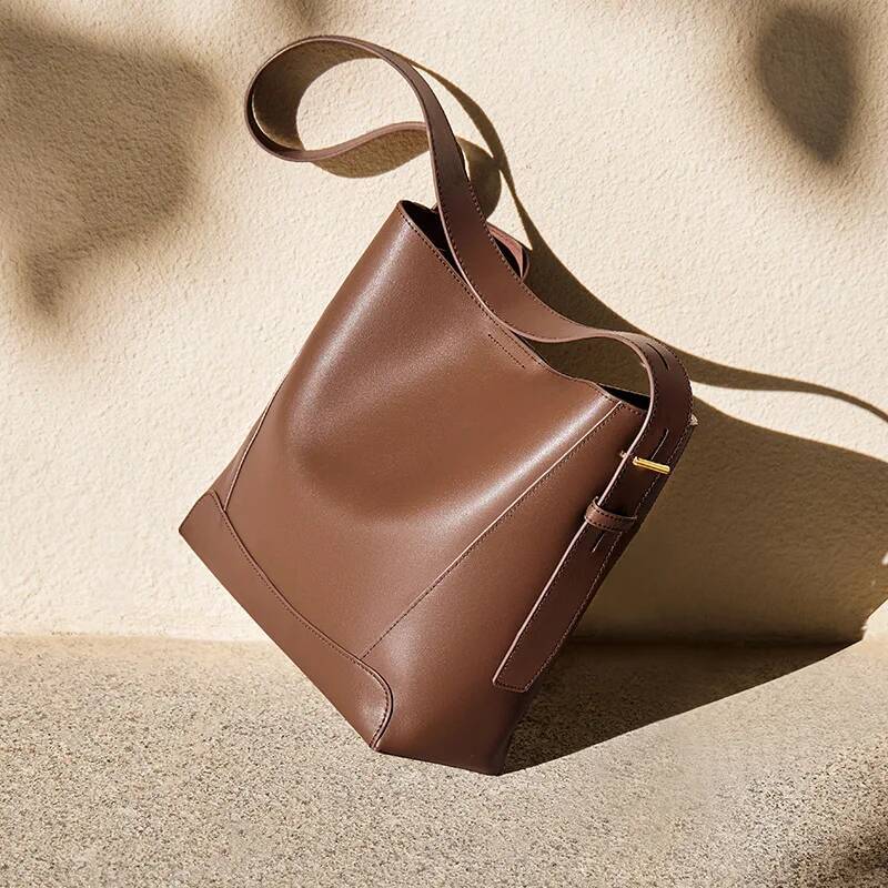2025 New Women's Crossbody Versatile Leather One-Shoulder Large Capacity Commuter Bucket Bag