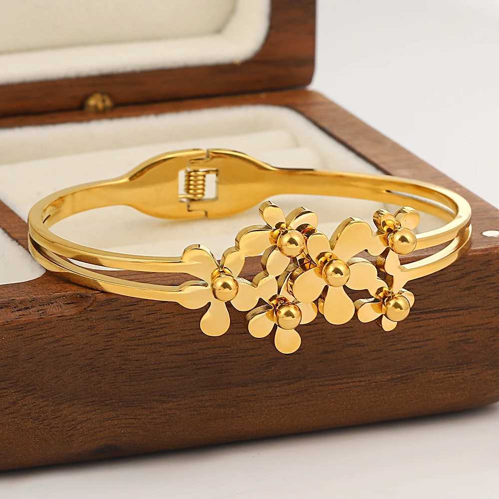 3 Classics Wer She Stainless Steel Bracelet For Women Gloss Waterproof Bracelet Exquisite Retro Daily Jewelry Gift Y250904