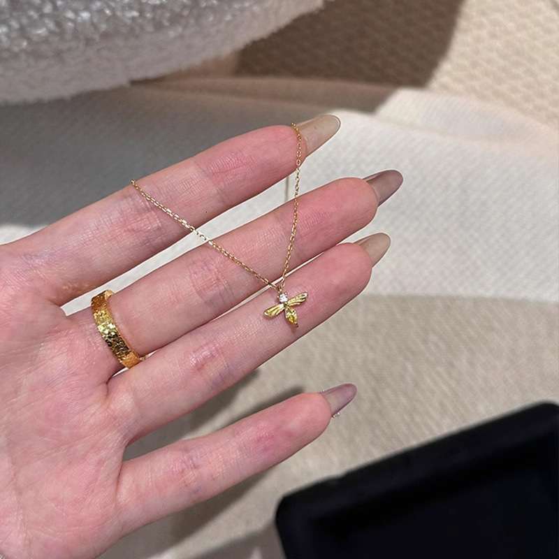 Minimalist Cute Gold Bee Pendant Necklace Light Niche Design Versatile Non-Fading Clavicle Chain