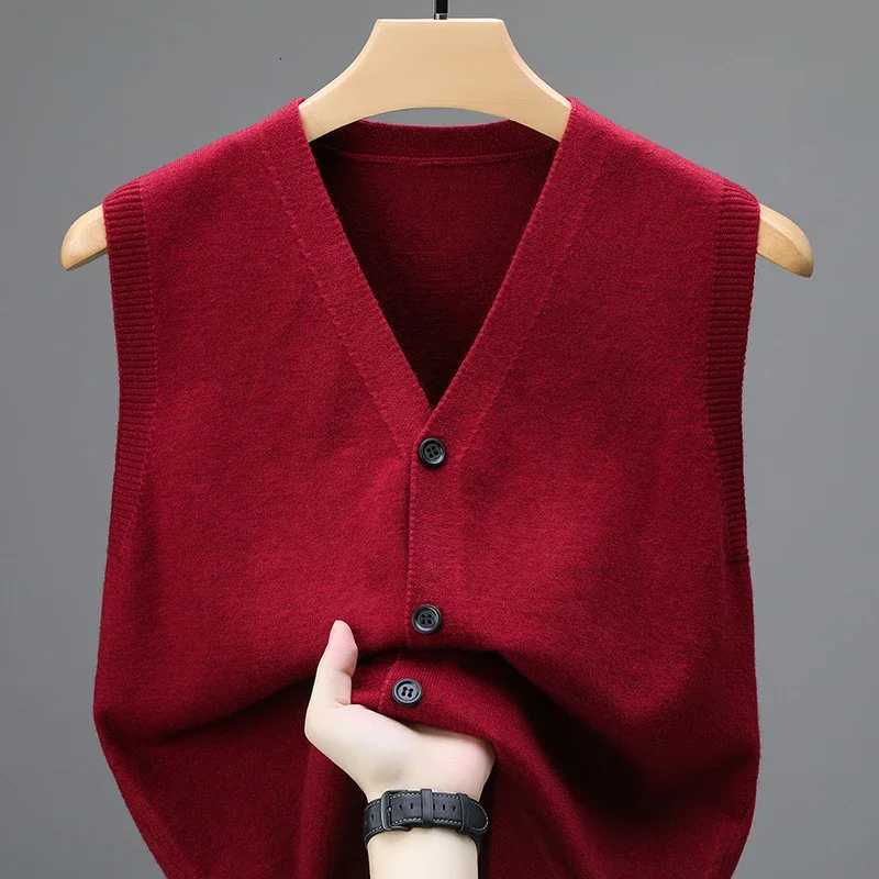 2024 Mens Sweater Vest Fashion Luxury Single Breasted Pullover Autumn Sleeveless Men Work Sweater Knitted Male Waistcoat JumperXJ250904