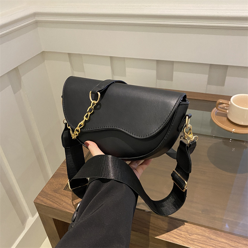 2025 autumn new light luxury elegant fashion leather niche design trend versatile crossbody bag designer shoulder bag