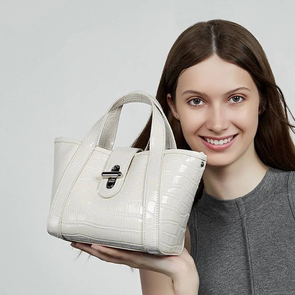 2025 New Leather Women's Commuter Crossbody Crocodile Pattern Light Niche Premium Sensation Basket Tote Bag