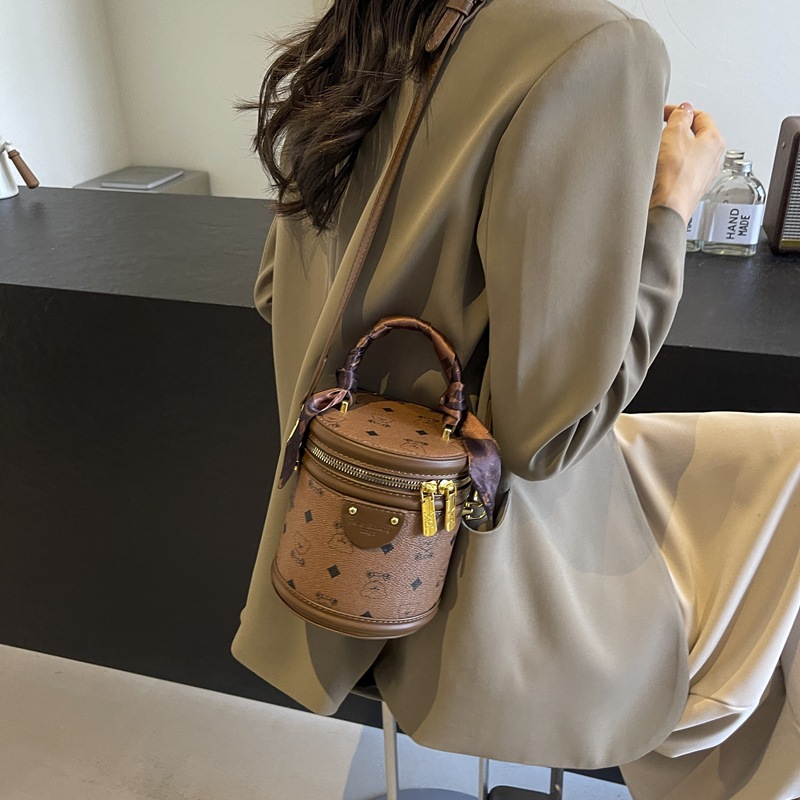 Small bucket bag women's 2025 new temperament handbag fashionable and versatile small bucket high-end shoulder messenger bag