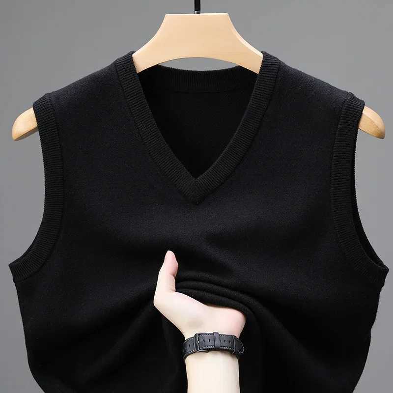 New Spring Autumn 6 Wool Sleeveless Cashmere Vest Men Work Sweater Solid Color Knitted Male Waistcoat High Quality PulloverXJ250904