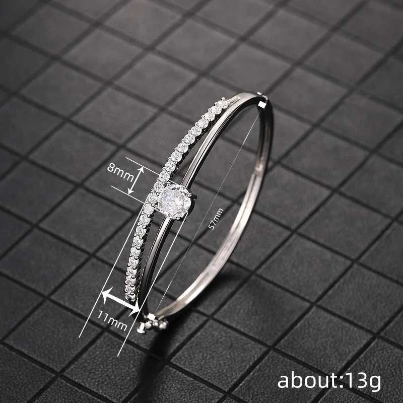 2025 New Personalized Luxury Jewelry for Attending Banquets Inlaid with Zircon Fashionable and Elegant Bracelets W250904