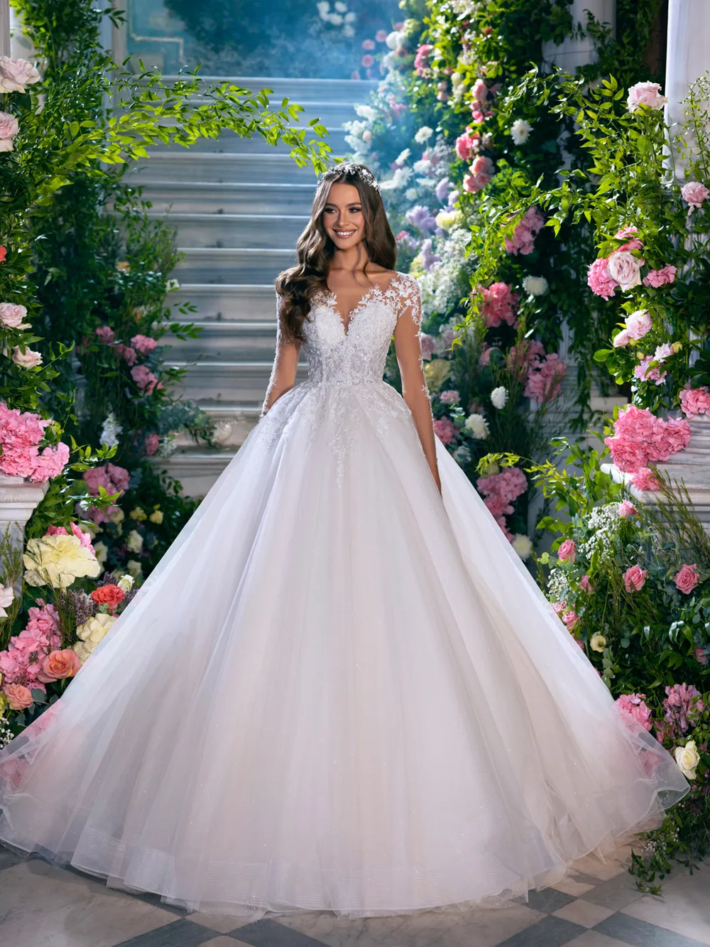 Vintage Sheer V-Neck Ball Gown Wedding Dress Delicate Beading Pearls Aplliques Lace Illusion Full Sleeves Bridal Gowns Vestidos de Novia