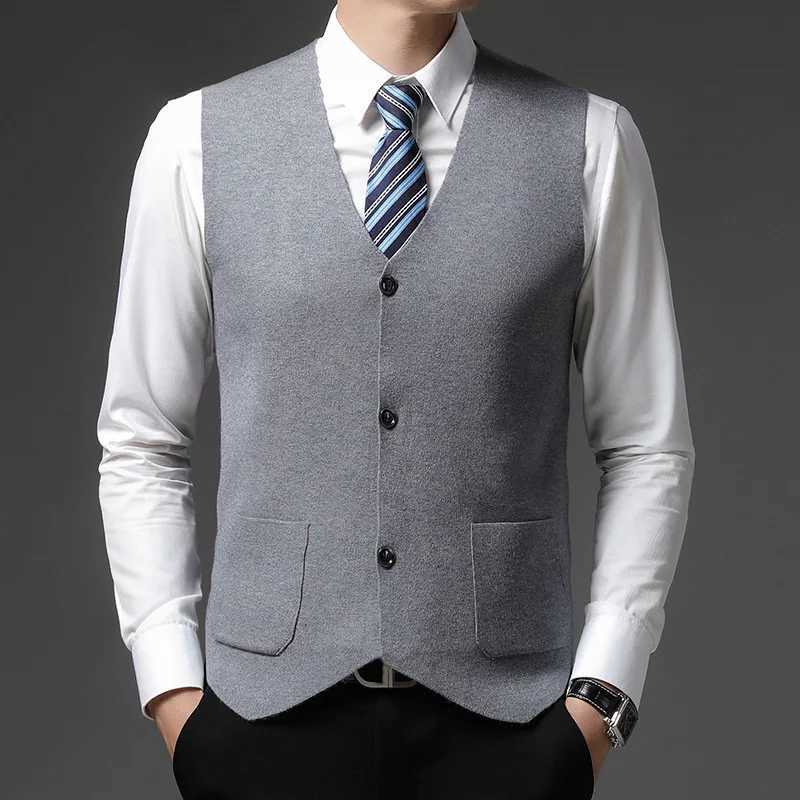 Fashion Highend Solid Sweater Sleeveless Tank Men Vneck Button Pocket Patchwork Thickened Warm Golden Velvet Cardigan Vest TopXJ250904