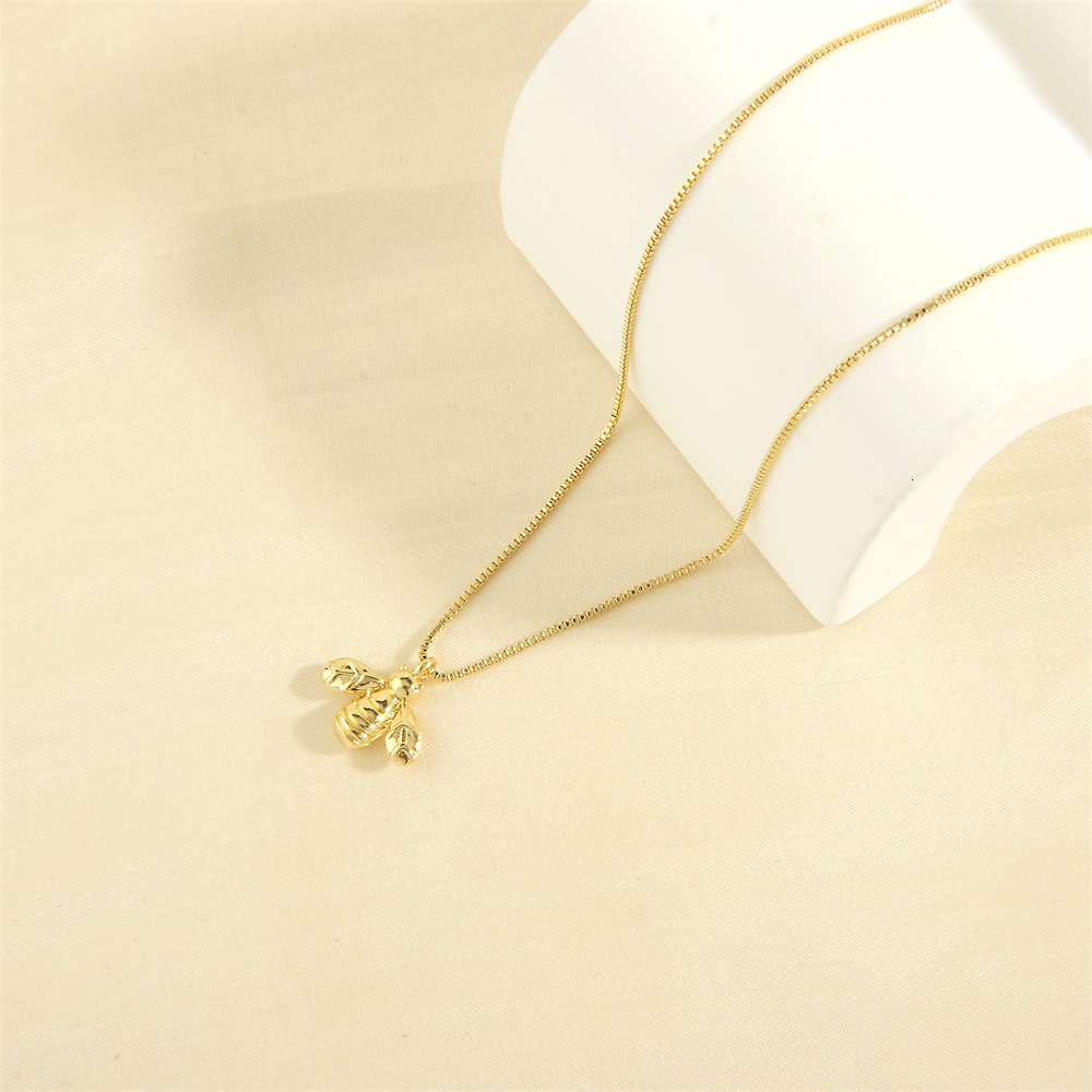 Japanese and Korean Niche Design Fresh Bee Necklace Simple Forest Style Elegant Exquisite Three-Dimensional Copper Gold-Plated Insect Pendant