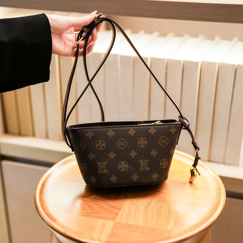 Designer Bags Crossbody Bag Bucket Bag 2025 New Letter Printed Womens Commuting Underarm Fashion Versatile Single Shoulder Crossbody Bag for Women