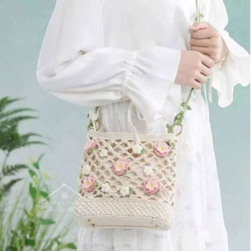 Fresh elegant daisy flower crochet beautiful and generous handbag, women's casual shoulder bag, summer hollowed out sho