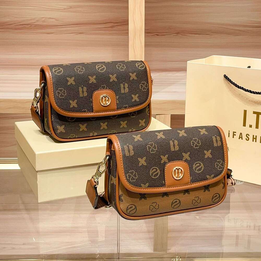 2025 Summer New High-End Versatile Middle-Aged Women's Wide Strap Single Shoulder Crossbody Small Square Bag