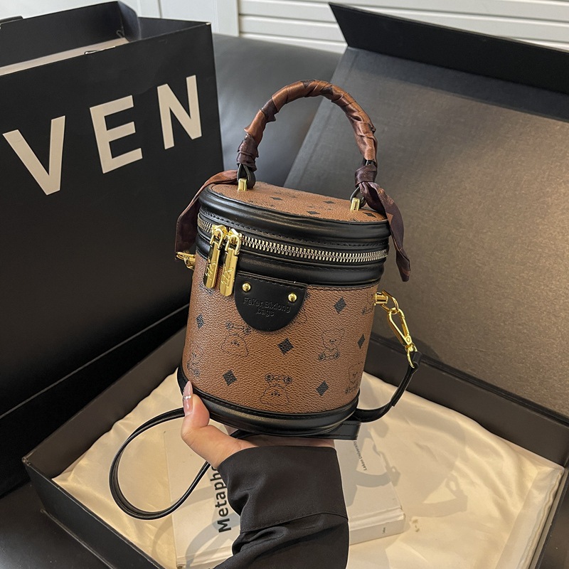 Small bucket bag women's 2025 new temperament handbag fashionable and versatile small bucket high-end shoulder messenger bag