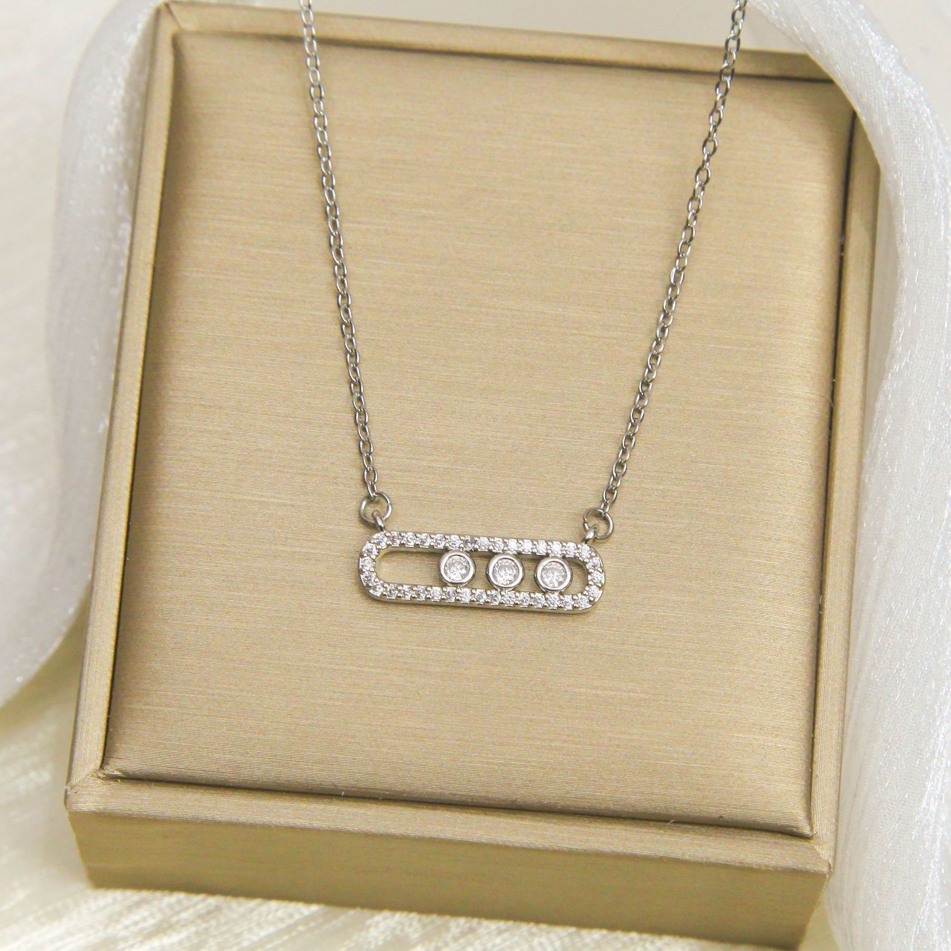 Designer Necklace Stainless Steel Moving Stone Zircon Diamond Jewelry Hollow Round Charms Chain Choker Necklaces & Pendants For Women Wholesale Drop S