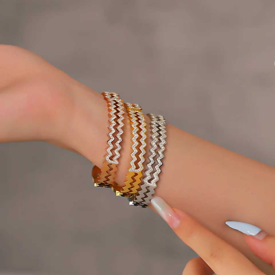 Non Fading Serrated Pattern Inlaid With Artificial Zircon Stainless Steel Bracelet Wens Exquisite Hand Accessories Y250904
