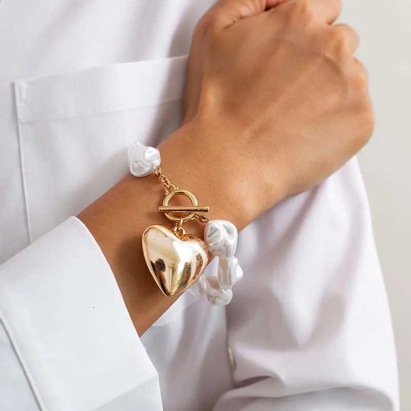 Vintage White Imitation Pearl Pendant Bracelets For Women Elegant Gold Color Irregular Pearl Chain Bracelet Jewelry Gift Y250904