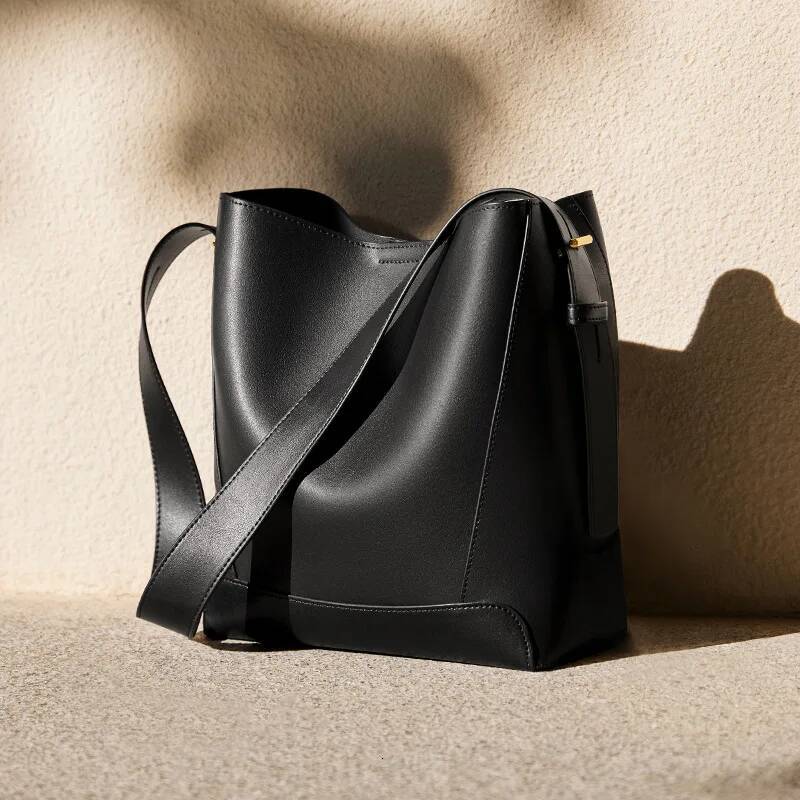 2025 New Women's Crossbody Versatile Leather One-Shoulder Large Capacity Commuter Bucket Bag
