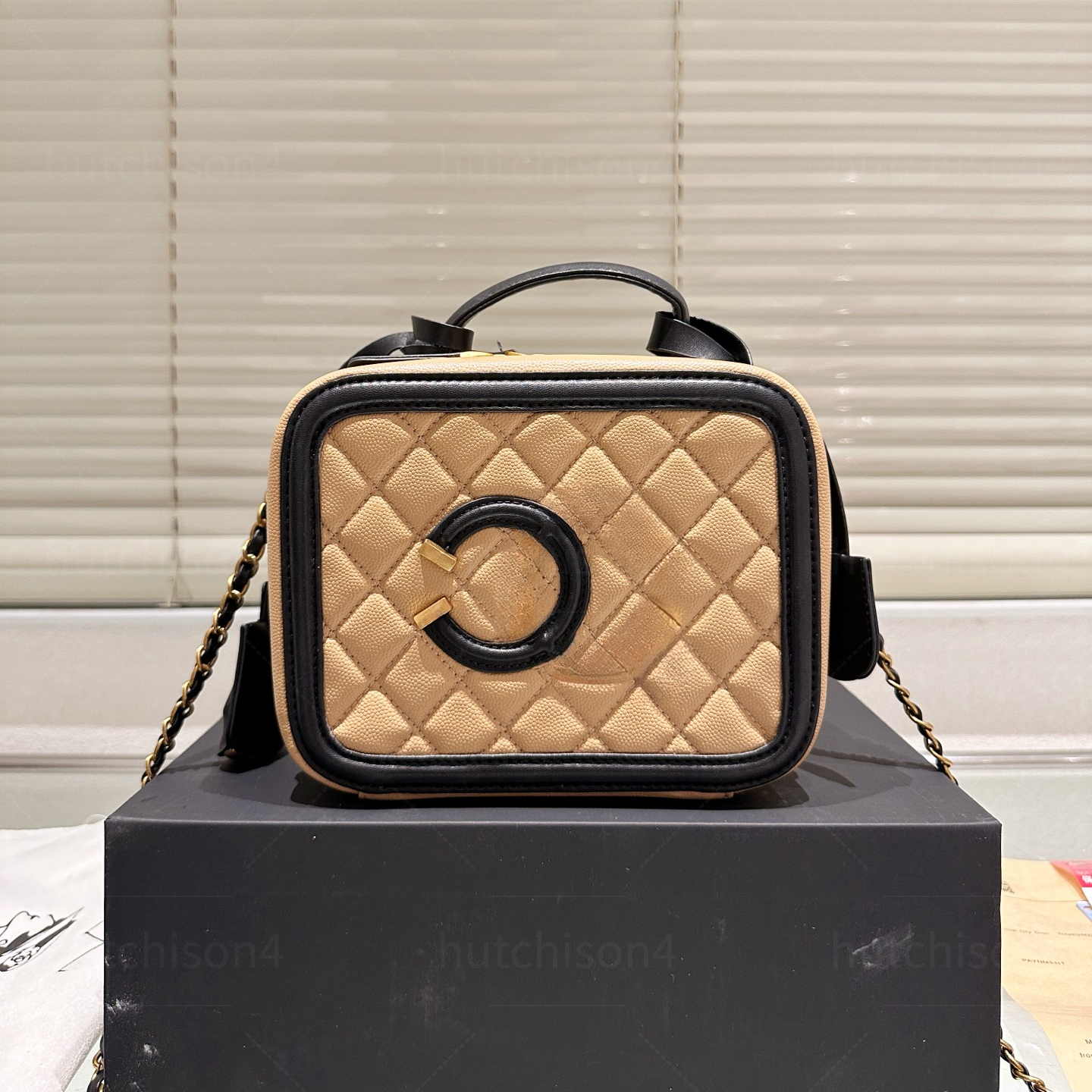 Classic diamond pattern cosmetic bag with metal chain shoulder strap, women's fashion portable gift cosmetic case, can be shoulder, crossbody