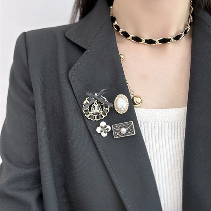 Designer Brooch Set New Collection Clothing Styling Corsage Black White Mink Fur Pins Beauty women Pearl Brooch Coat Accessory