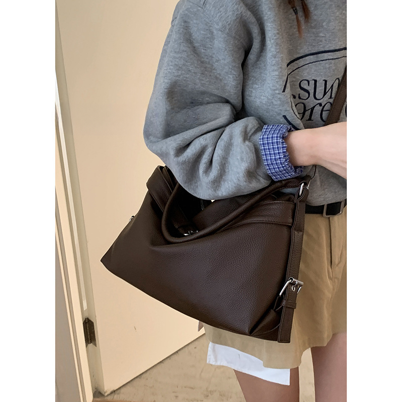 2025 autumn new retro handbag with large capacity, niche design, fashionable and simple crossbody bag, designer shoulder bag