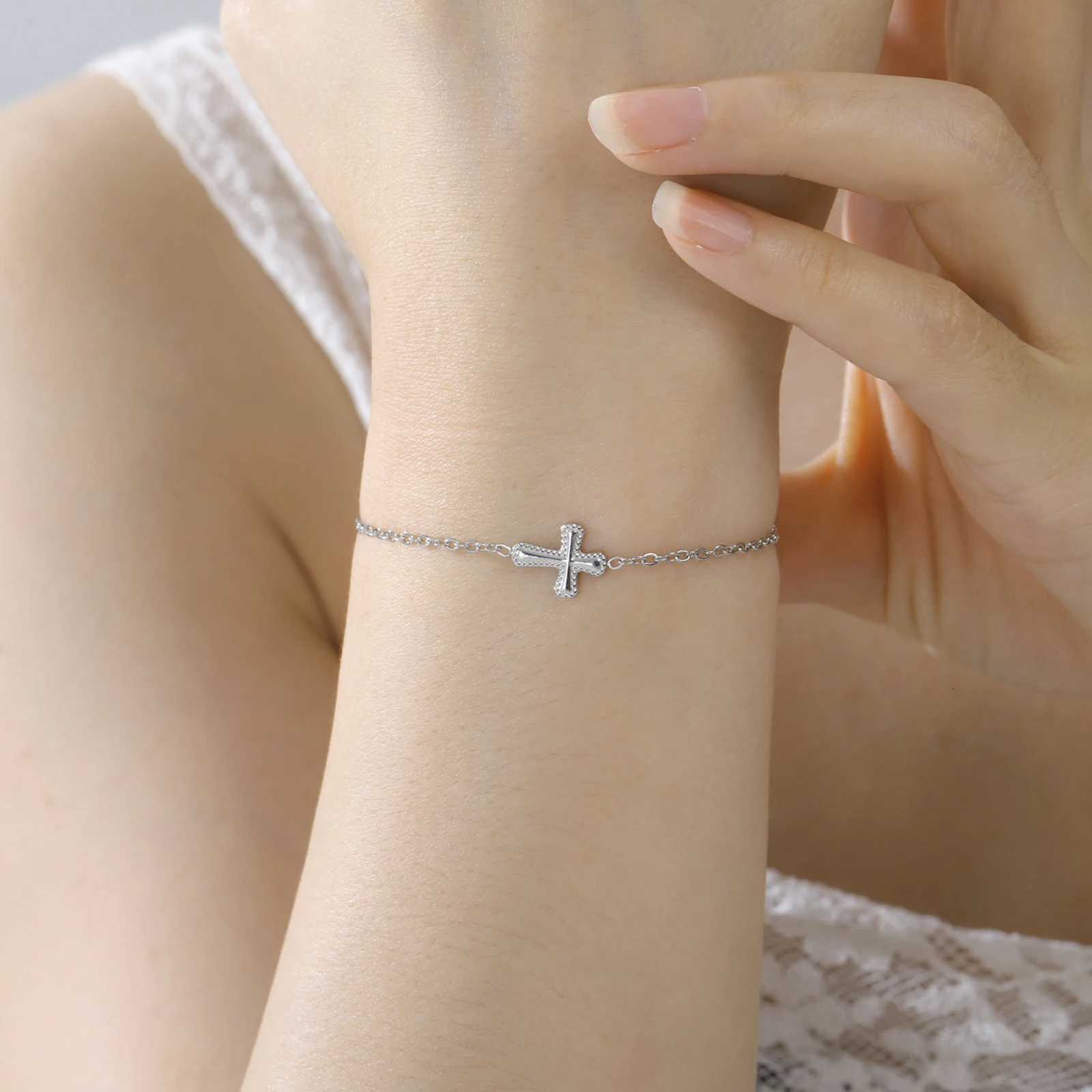 Cazador Cross Charm Bracelets for Women Stainless Steel Religious Christian Hand Bracelet Jewelry Birthday Gift 2025 Wholesale W250904