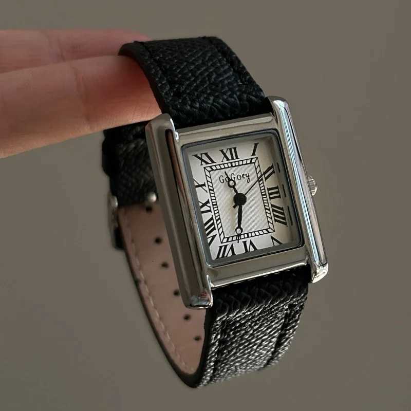 Luxury Square Small Watch Retro Wens Girls Quartz Watches Tiny Fem Watch for Wen Dresses Lady Fashion Gift for Girlfriend X250904