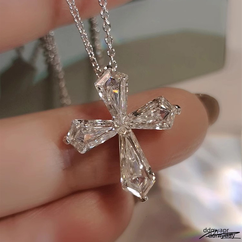 2025 Ins Top Sell Ddmyday Elegant Cross Pendant Simple Fashion Jewelry Sterling Sier Crystal 5A Cubic Zircon Dia Gemstones Party Eternity Women Clavic