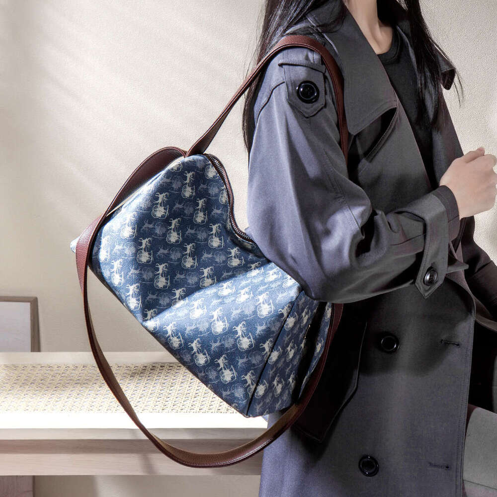 Printed Large Capacity Tote for Women 2025 Winter New High-Quality Niche Commuter Shoulder Crossbody Bag