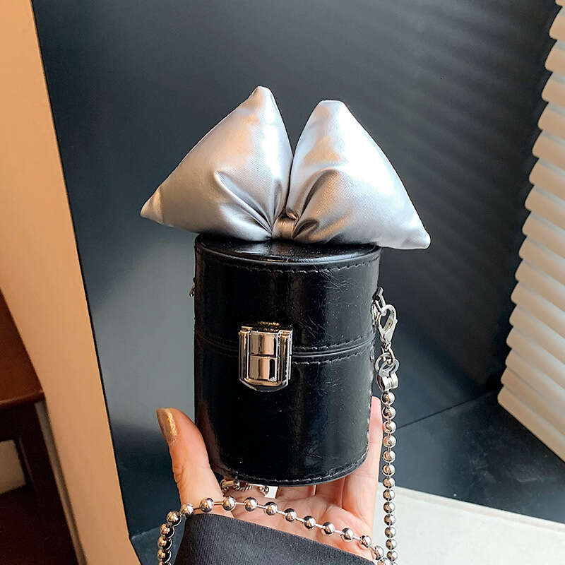 Bucket for Women Autumn 2025 New Fashion Beautiful Unique Stylish Casual Chain Crossbody Single Shoulder Lipstick Bag