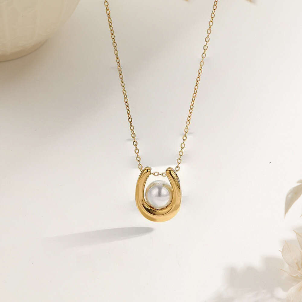 French Romantic U-Shaped Pearl-Inlaid Titanium Steel Necklace Simple High-End Light Niche Design Exquisite Collarbone Chain