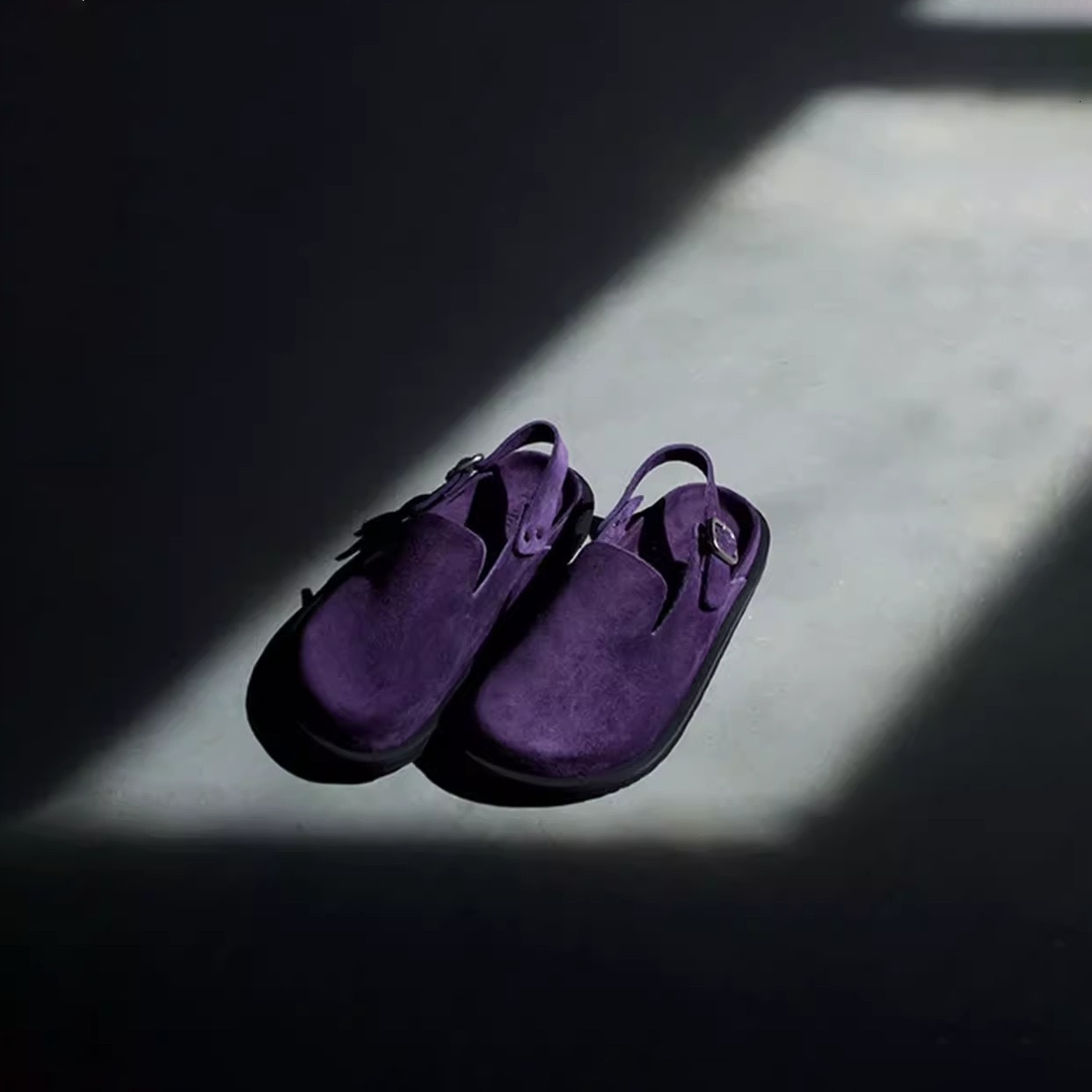 2025 designer's new thick soled outdoor slippers are casual, fashionable, and comfortable single shoes