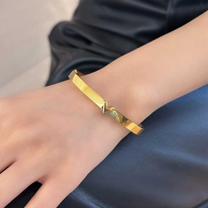 2025 New Stainless Steel Smooth V Letters Bracelet for Women Men Couple Holiday Gift Bracelet Party Daily Simple Jewelry Y250904