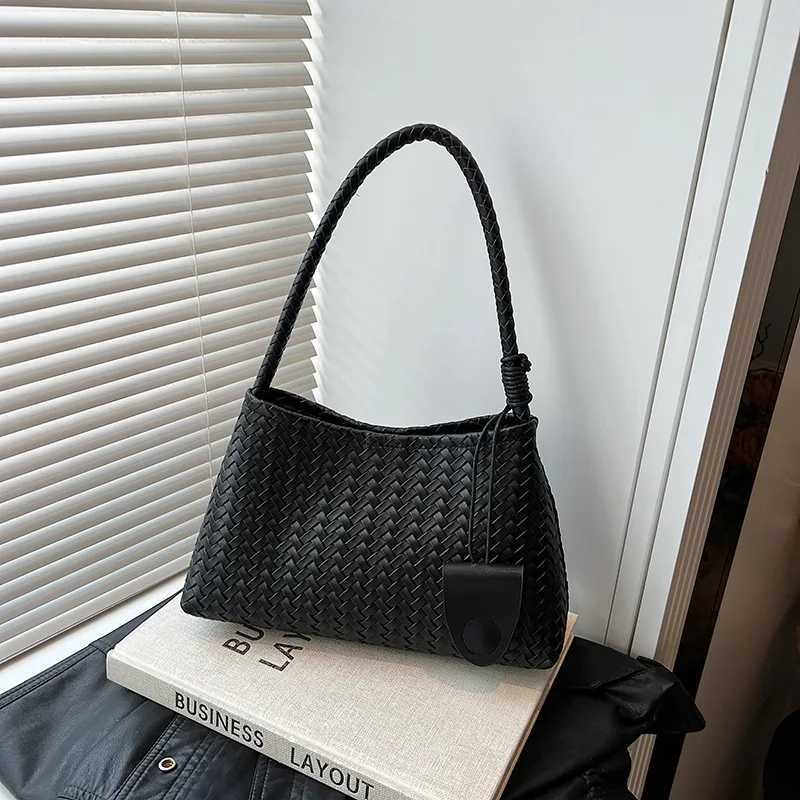 2025 AutumnWinter New Knitted Pattern Handbag Water Bucket Underarm Bag WomenS Single Shoulder Bun Package Z250903