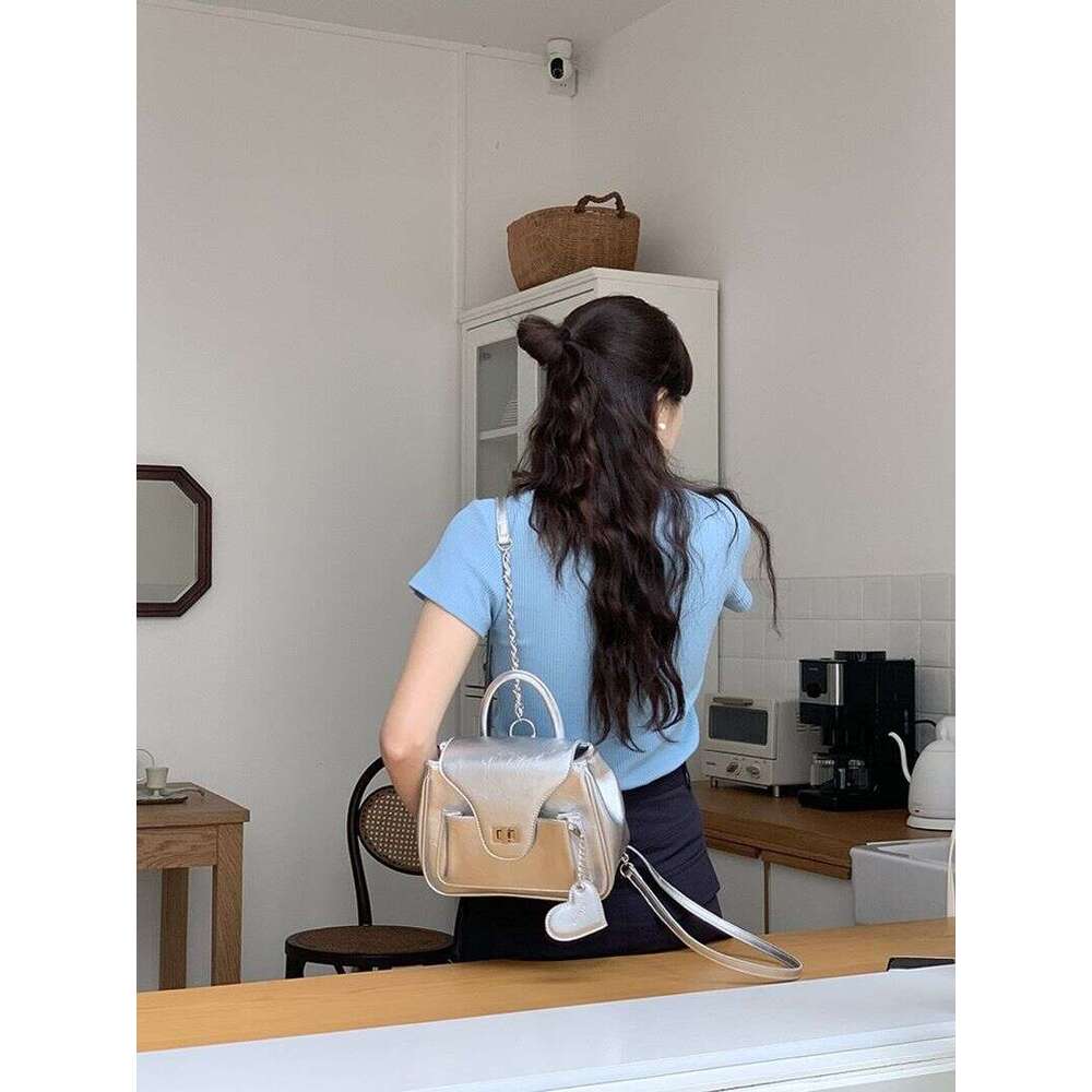 Luxury bag Korean new niche women's clothing fashion oil wax leather shoulder bag sier chain designer stray bag backpack