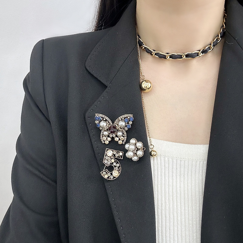 Designer Brooch Set New Collection Clothing Styling Corsage Black White Mink Fur Pins Beauty women Pearl Brooch Coat Accessory