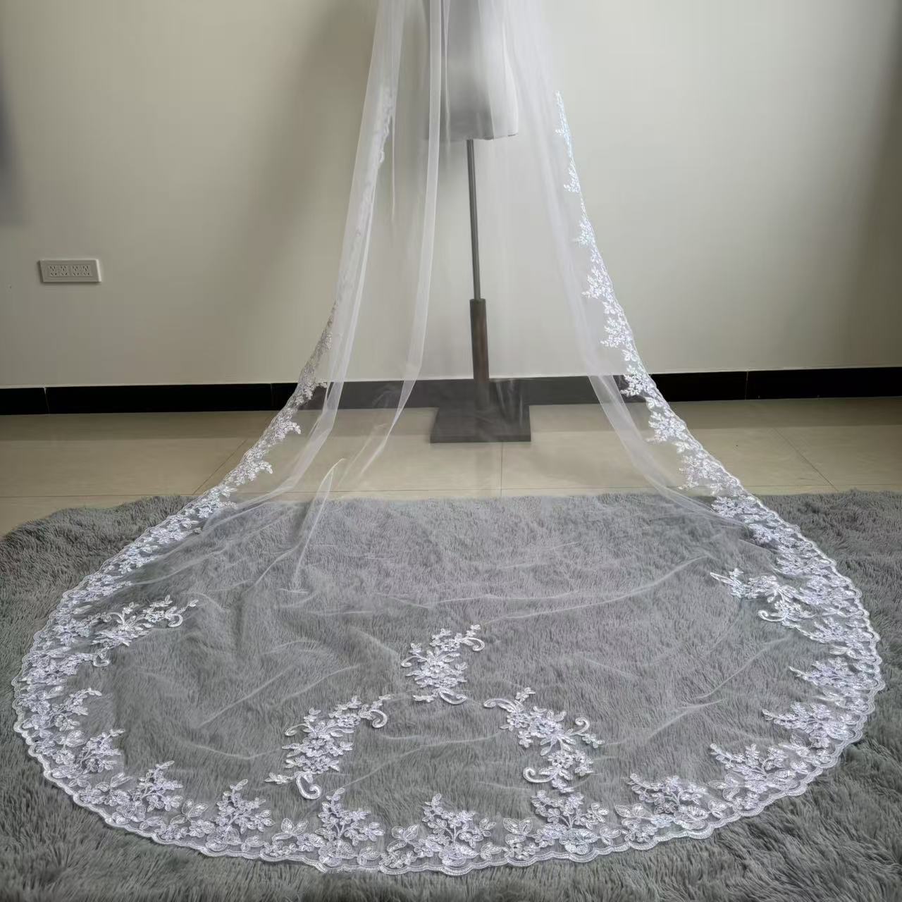 Hot Sell Bridal Veil 3M Long Cathedral Lace Applique Wedding Veil White/Ivory Romantic One Layer With Comb Wedding Accessories