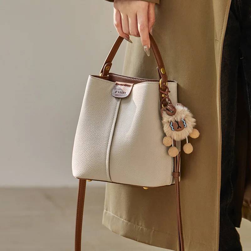 2025 new women's high-end foreign style popular versatile crossbody cowhide bag fashionable hand-to-hand bucket