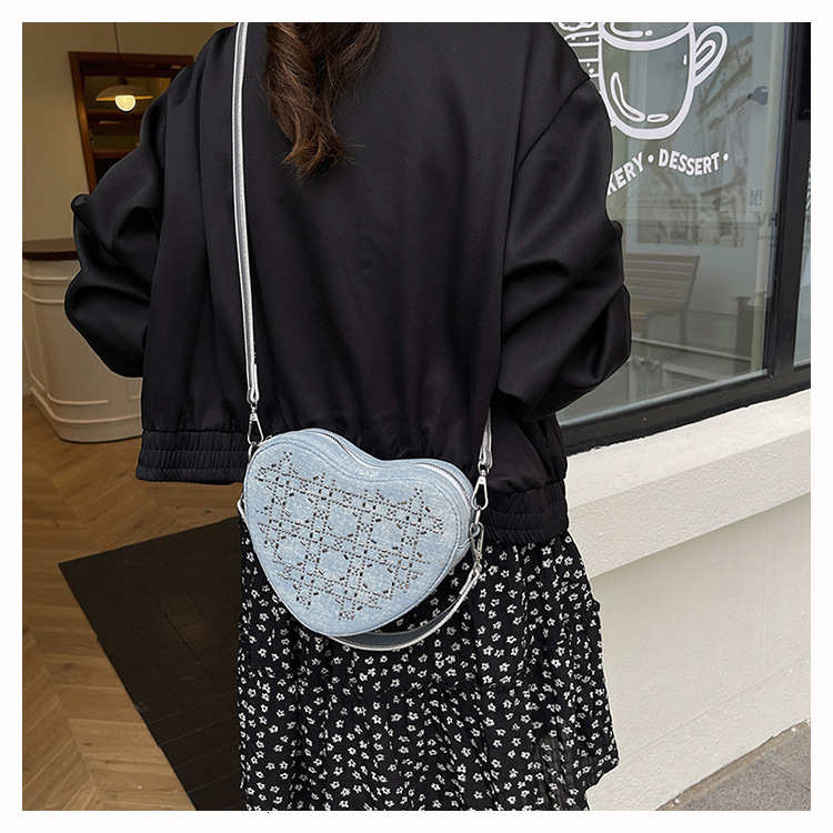 2025 autumn new denim heart-shaped bag niche design, light luxury versatile fashion crossbody bag designer shoulder bag, women's bag