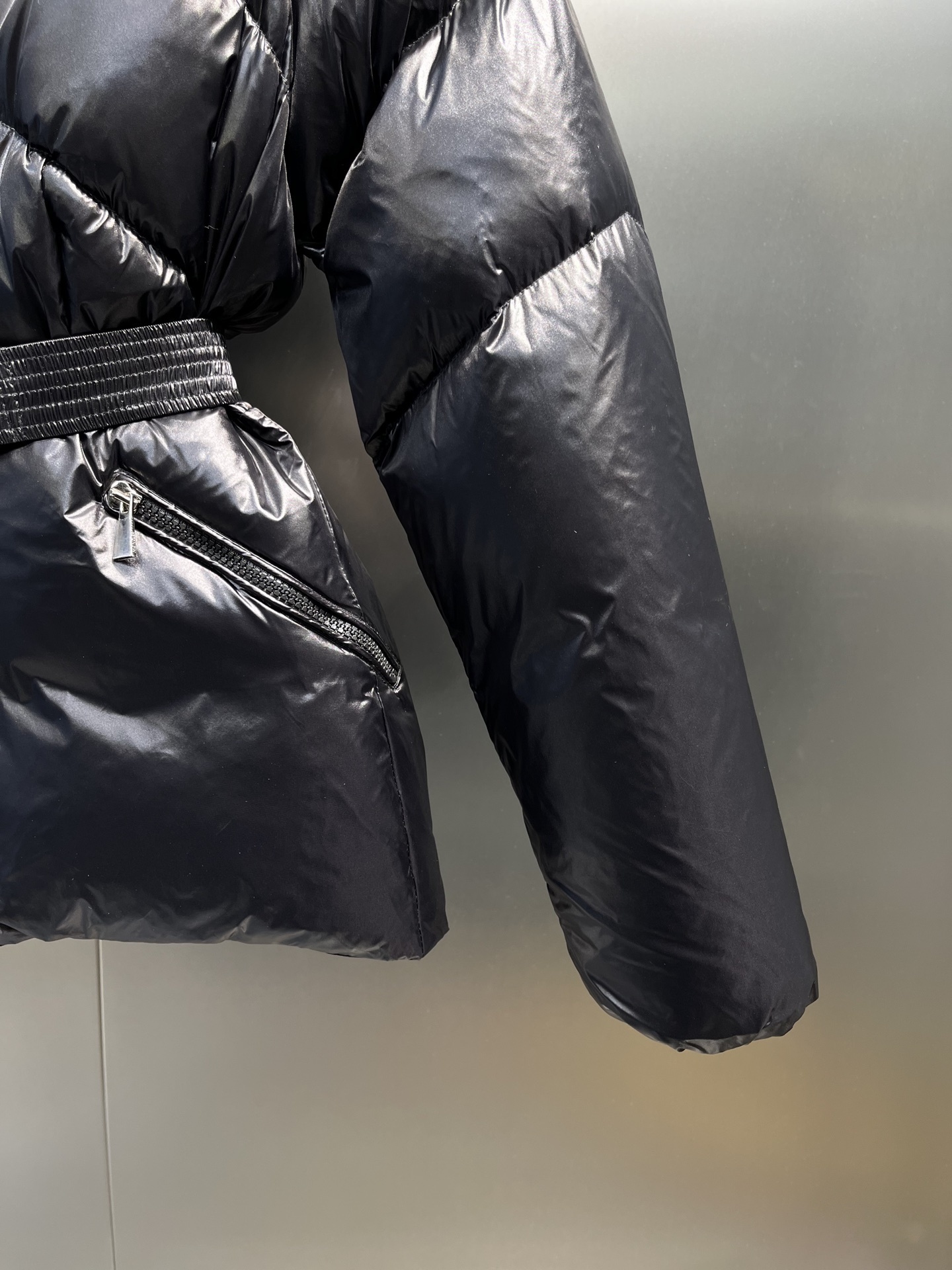 Fashionable and classic women's warm and comfortable down jacket