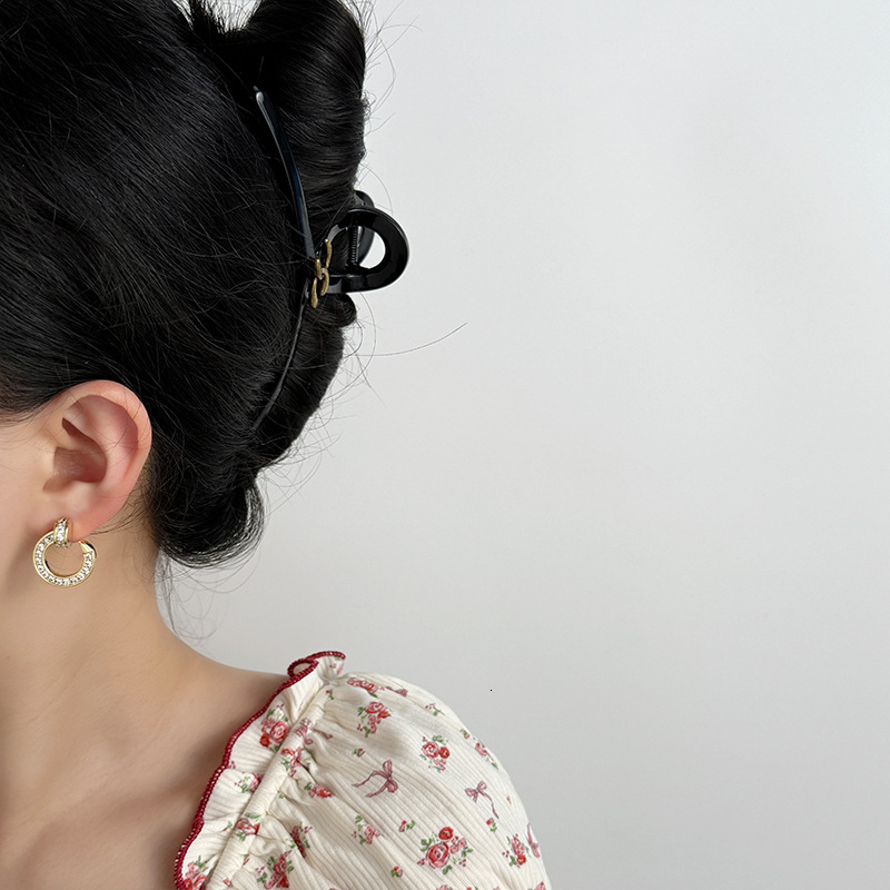 New Fashion Earrings Niche High-end Super Shiny Metal Kajia Design Simple Round Designer Luxury Free Shipping Elegant Personality Trendy Cool Women