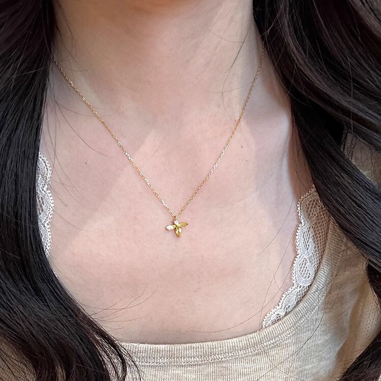 Minimalist Cute Gold Bee Pendant Necklace Light Niche Design Versatile Non-Fading Clavicle Chain