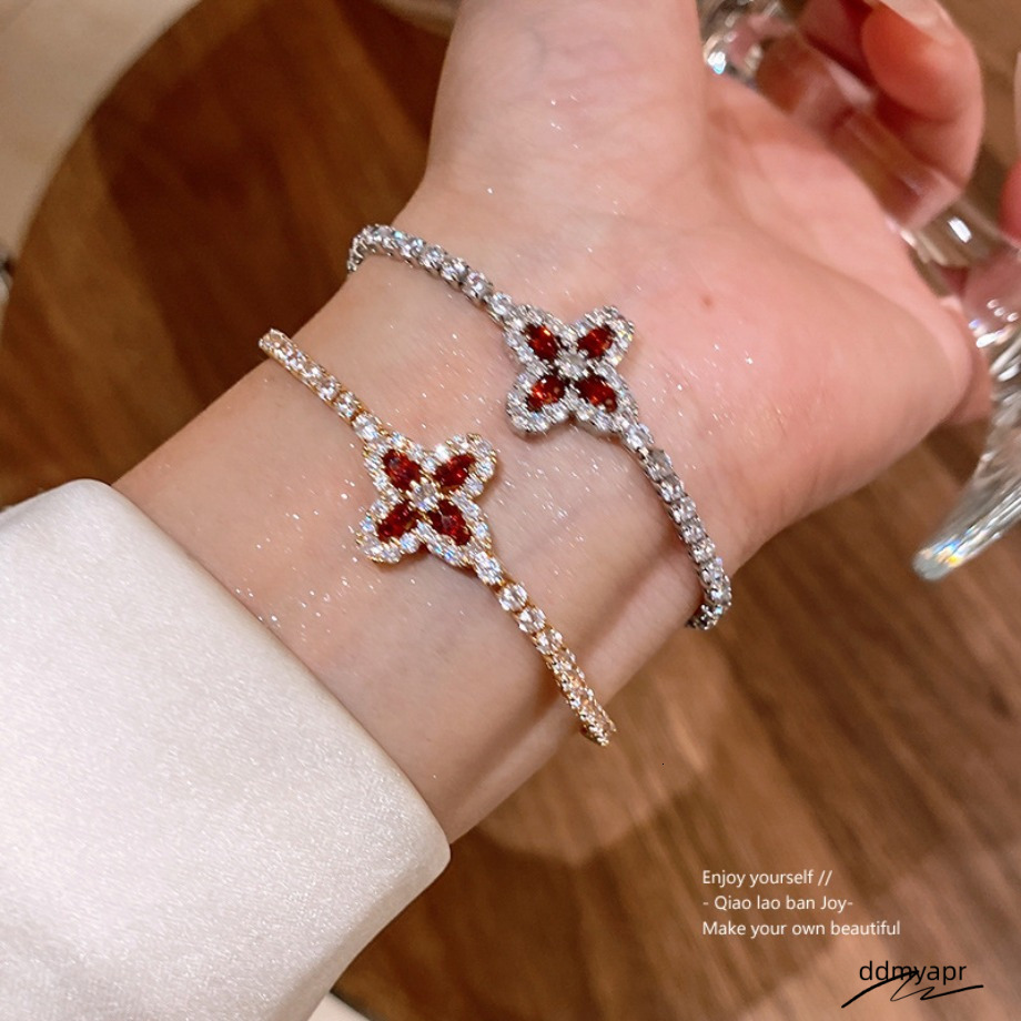 Ddmyday Sier Tone Clover Shaped Bracelet Black Gem Crystal Accents Elegant Party Daily Wear Gift For Her High Quality And Stylish Jewelry Ddmyday